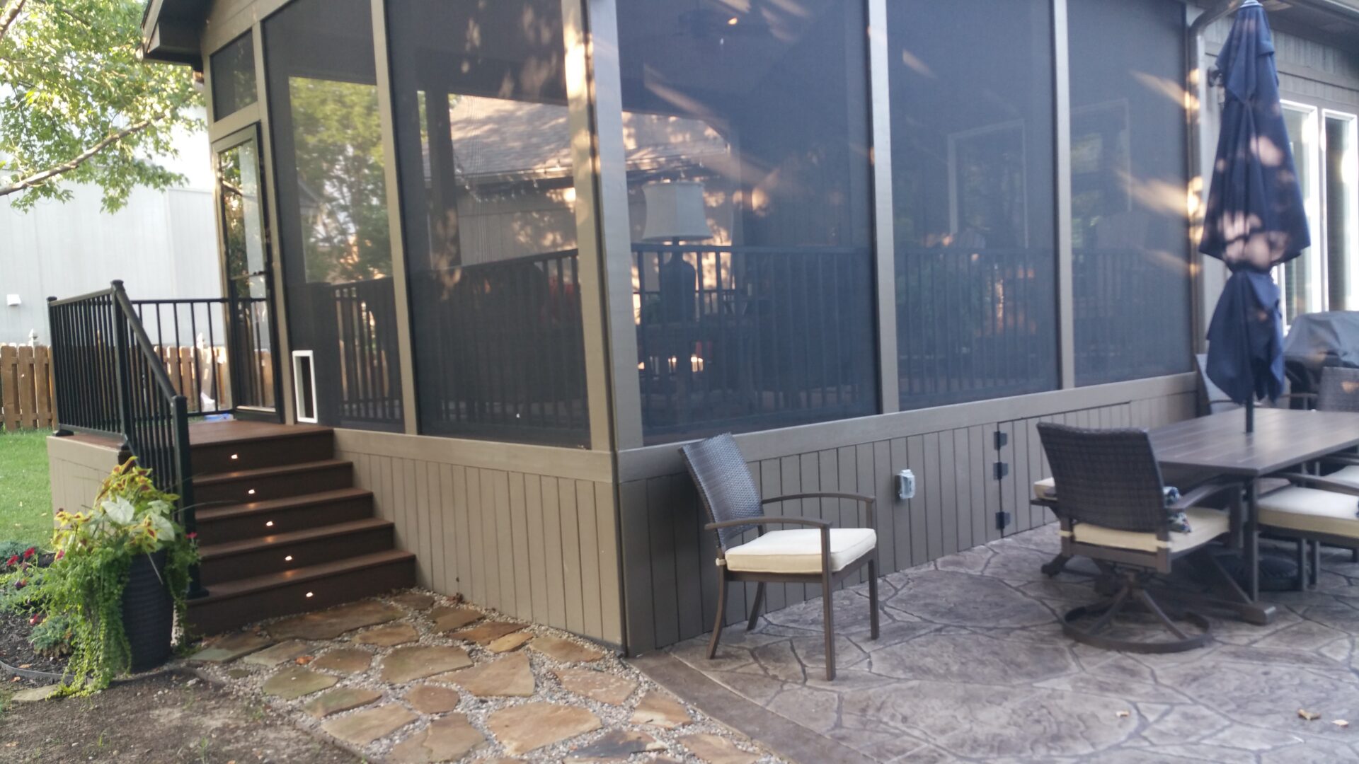 Screened porch with patio table and chairs